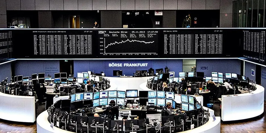 Großer Börsen-Handelssaal, Wandmonitore zeigen das DAX Gamma Cockpit